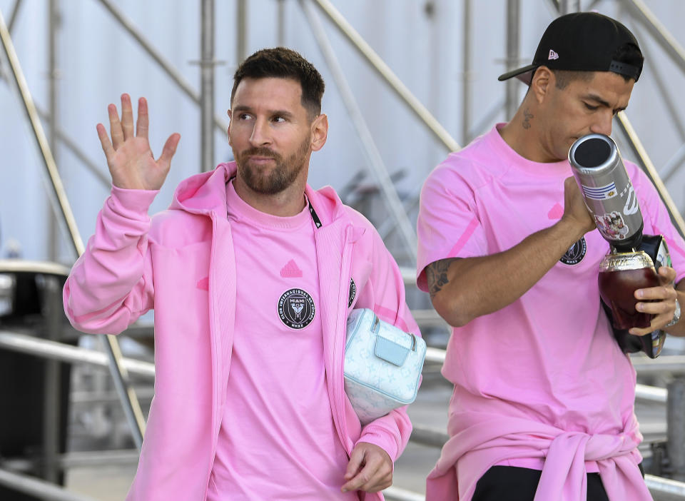 Los delanteros Lionel Messi y Luis Suárez previo al partido contra Nashville en los octavos de final de la Copa de Campeones de la CONCACAF, el miércoles 13 de marzo de 2024, en Fort Lauderdale, Florida. (AP Foto/Michael Laughlin)