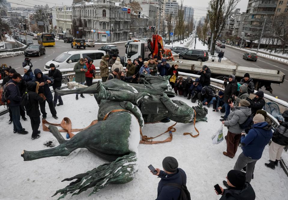 People and journalists view and take pictures of the Soviet monument (REUTERS)