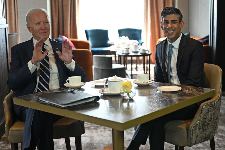 El presidente estadounidense Joe Biden junto al primer ministro británico Rishi Sunak en Belfast el 12 de abril de 2023