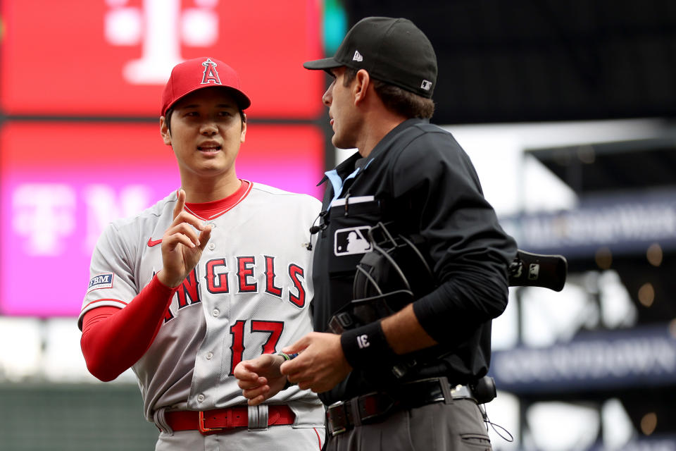 大谷翔平被喊投球違例後與該場主審Pat Hoberg溝通。（Photo by Steph Chambers/Getty Images）