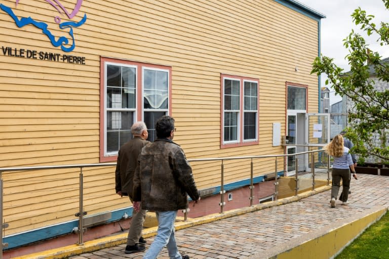 Votantes llegan a un colegio electoral en la isla de San Pedro, en el archipiélago francés de San Pedro y Miquelón, el 29 de junio de 2024 (Chantal BRIAND)