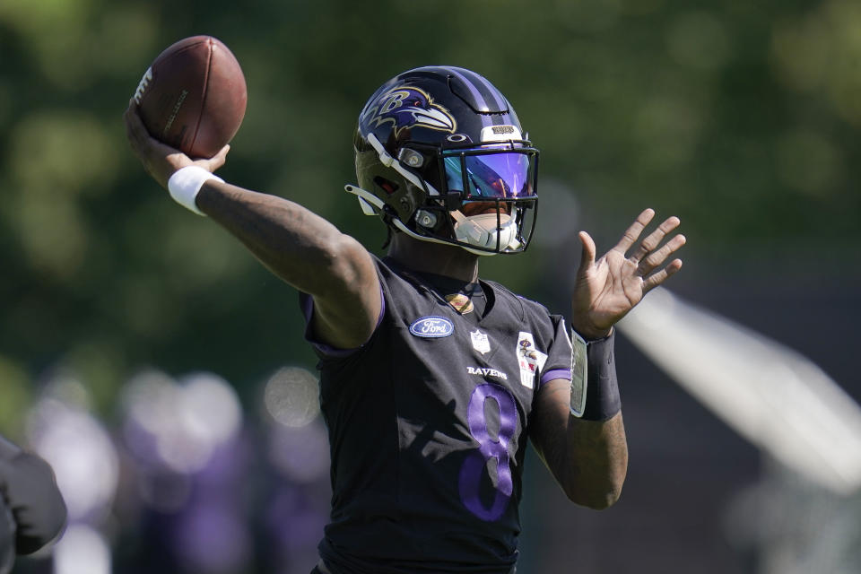 Baltimore Ravens quarterback Lamar Jackson works out during the team's NFL football training, Tuesday, June 15, 2021, in Owings Mills, Md. (AP Photo/Julio Cortez)