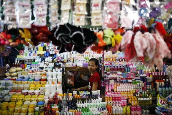 Una vendedora ofrece productos de belleza en el mercado situado fuera de las zonas industriales. (Reuters/Damir Sagolj).
