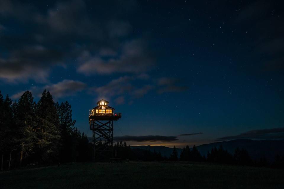 11) Mountaintop Lookout Treehouse