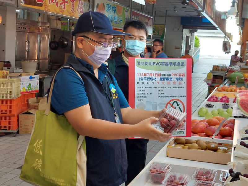 ▲環保局人員於市場各攤位中巡查包材、食品包裝及PVC塑膠材質的使用（圖／台南市環保局提供）