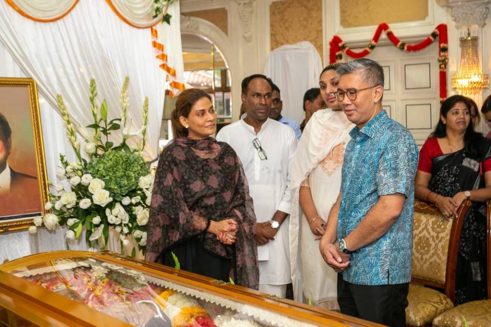 Datuk Seri Tengku Zafrul Abdul Aziz paying his last respect at Tun Samy Velu’s wake at Jalan Ipoh in Kuala Lumpur September 16, 2022. — Picture by Devan Manuel