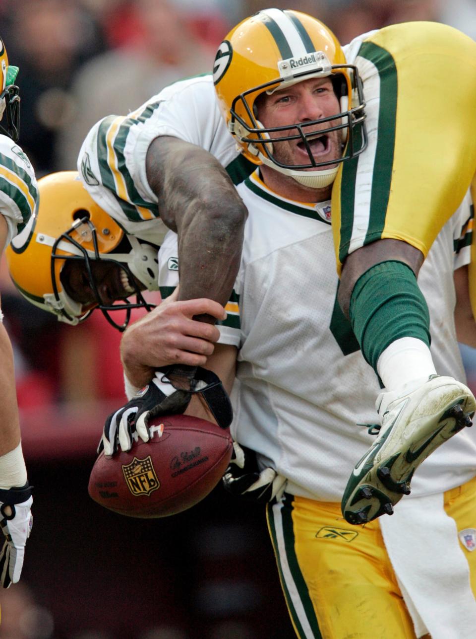 Packers quarterback Brett Favre hoists teammate Donald Driver after connecting on a 68-yard touchdown pass.
