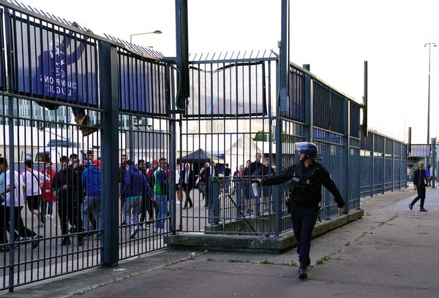 Police use pepper spray against fans outside the ground