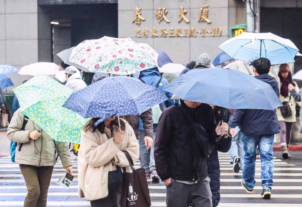 周五、六不僅有強烈大陸冷氣團，還有華南雲雨區帶來降雨。(資料照)