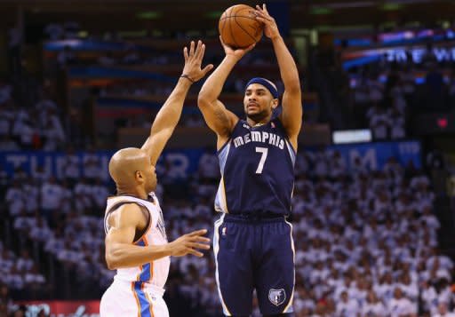 El ala-pívot argentino Luis Scola dejó este fin de semana a los Phoenix Suns y se fue con los Indiana Pacers, mientras que el veterano armador Derek Fisher seguirá con los Oklahoma City Thunder, informaron este lunes directivos de ambos equipos de la NBA. (AFP/GETTY IMAGES/Archivo | Ronald Martinez)