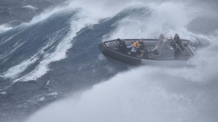 La fragata HMNZS Te Mana ha rescatado a un marinero de un catamarán en peligro durante el ciclón Gabrielle.