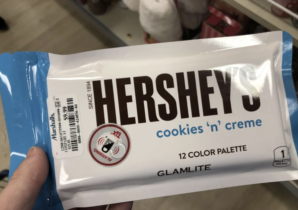 A package of Hershey's brand cookies 'n' creme 12-color palette