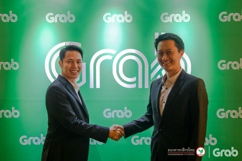 Reuben Lai, senior managing director, Grab Financial (left) shaking hands with Patchara Samalapa, President, Kasikornbank. (Photo: Grab)