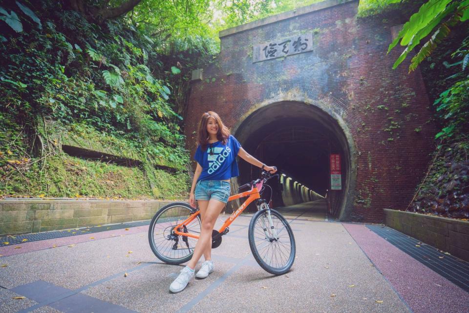 參加貢寮小旅行，騎乘自行車從福隆車站出發經舊草嶺隧道，一路暢遊。&nbsp;&nbsp;&nbsp;圖：新北市觀旅局提供