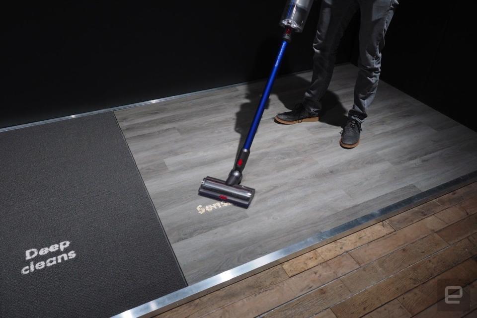 Dyson V11 的新吸頭能根據地面類型自動調整吸力