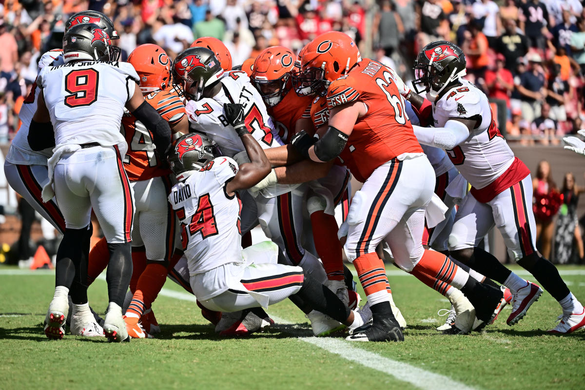 NFL highlights: Shaq Barrett makes ridiculous 1-handed INT vs. Eagles