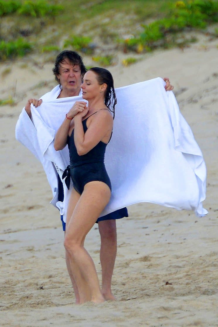 Paul McCartney being a doting dad to daughter Stella on a family beach vacation. (Photo: Spread Pictures/AKM-GSI)