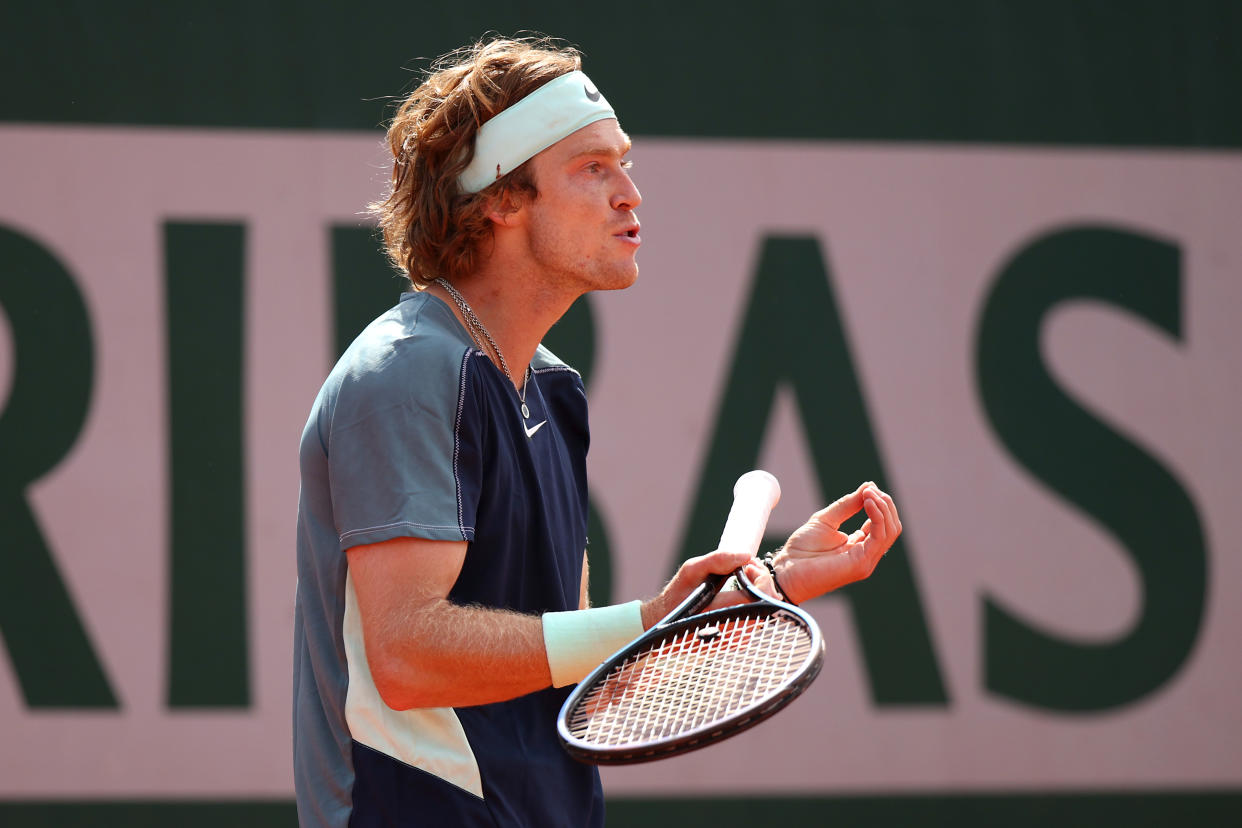 Andrey Rublev perdió la cabeza en su debut en Roland Garros y estuvo a punto de dar un pelotazo a un miembro del personal. (Foto: Adam Pretty / Getty Images).