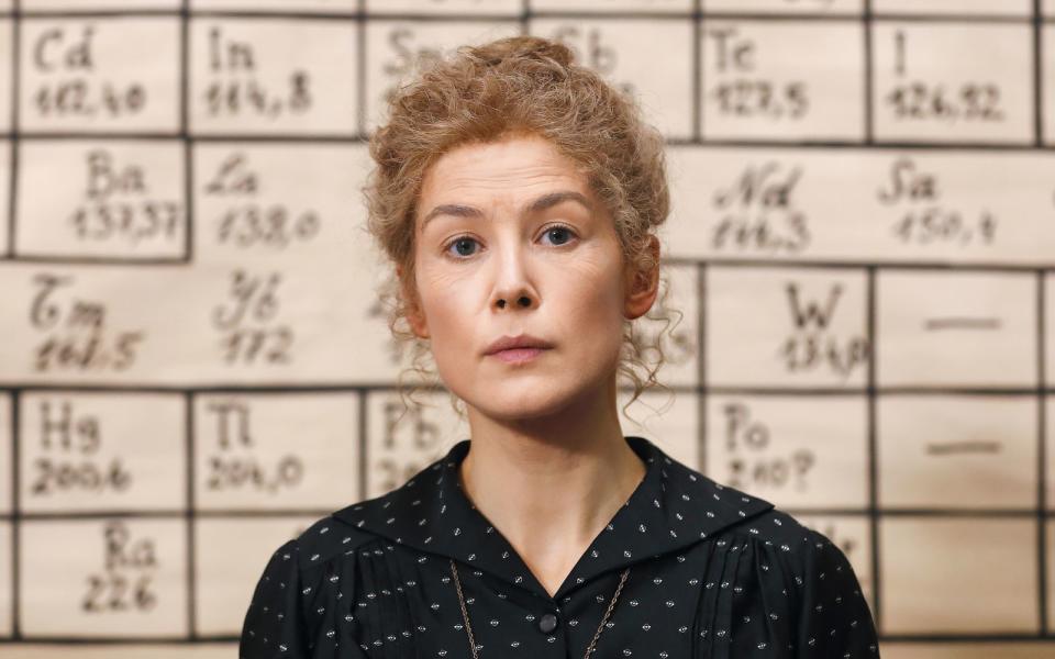 Sie spielte die Hauptrolle in einem Biopic der etwas anderen Art: In "Marie Curie - Elemente des Lebens" (2019) verkörpert Rosamund Pike die berühmte Wissenschaftlerin, deren Lebensgeschichte allerdings nicht einfach nacherzählt wird. Vielmehr spielt der Film mit Elementen von Graphic Novels, assoziativer Montage und fantastischen Szenen. (Bild: Studiocanal GmbH / Laurie Sparham )