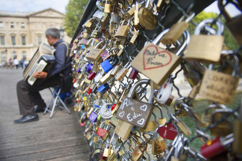 So viel Liebe an der Pont des Arts. Zu viel, findet die Pariser Stadtverwalrung. (Foto: Getty Images)