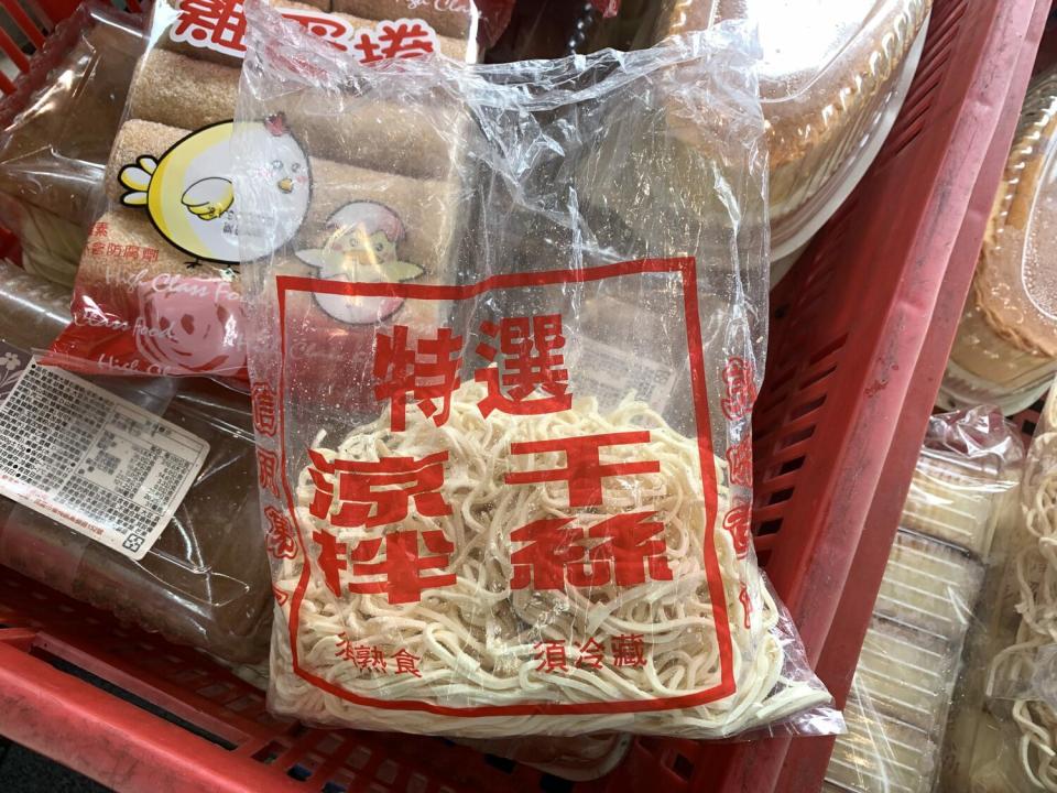 台北市衛生局今公布清明節應景35件食品抽驗結果，其中4件檢驗結果不符規定且均為豆干製品。（圖為抽驗不合格干絲)   圖：台北市衛生局／提供