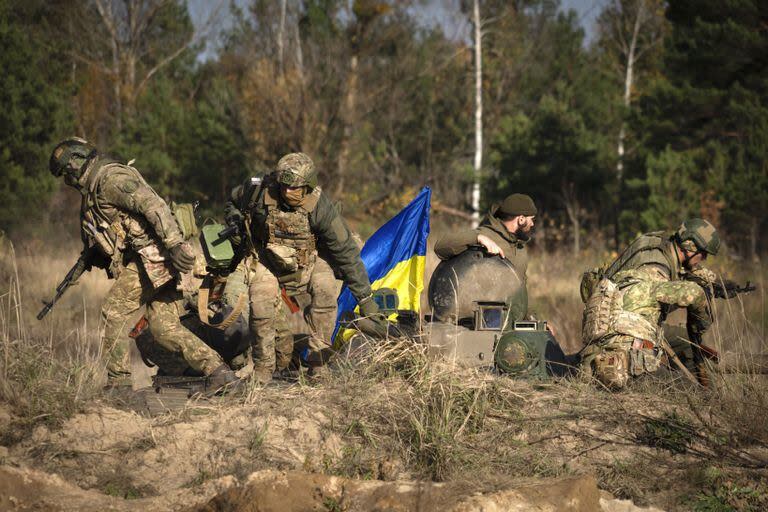 Soldados de la 1ra Brigada de la Guardia Nacional de Ucrania realizan un entrenamiento de combate en el norte de Ucrania el viernes 3 de noviembre de 2023. 