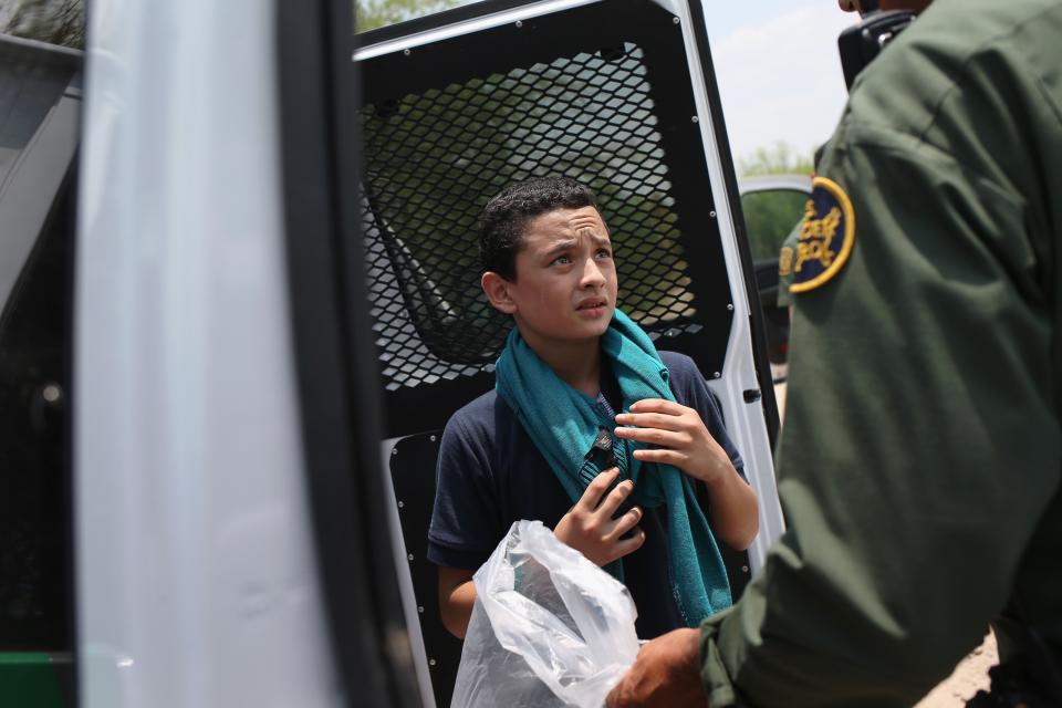 Decenas de miles de niños centroamericanos fueron detenidos tras cruzar solos la frontera. (Getty Images)