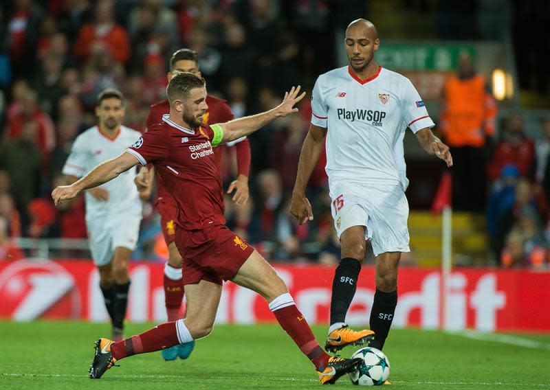 Jordan Henderson makes a tackle in Liverpool's 2-2 draw with Sevilla. (EFE)