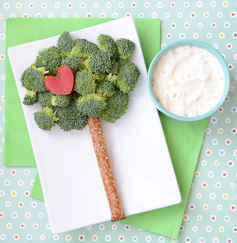 <p>Meet the Dubiens</p><p>This fun Veggie Snack is a great way to celebrate Earth Day!</p><p>Directions <a href="http://www.meetthedubiens.com/2014/04/food-art-love-the-trees.html" rel="nofollow noopener" target="_blank" data-ylk="slk:HERE;elm:context_link;itc:0;sec:content-canvas" class="link rapid-noclick-resp">HERE</a></p>