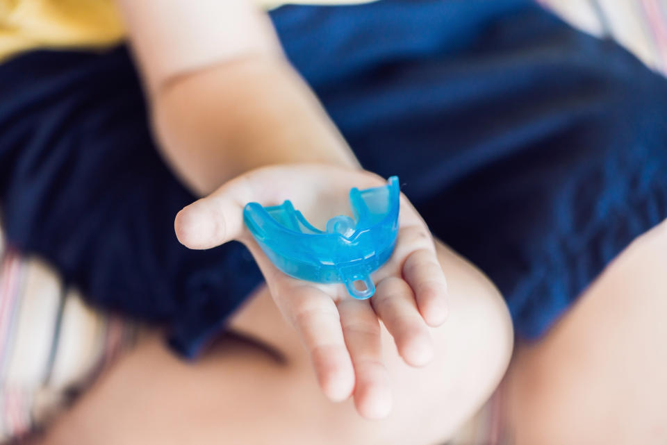 En los niños que roncan y tienen una mala alineación dental se aconseja utilizar férulas o aparatos a medida para igualar los dientes en crecimiento y corregir la mordida. (Foto: Getty)