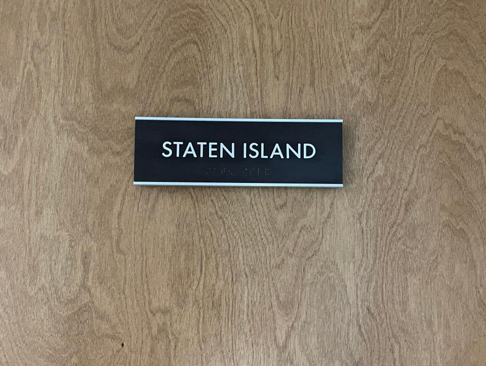 Minute Suites Express "Staten Island" room label