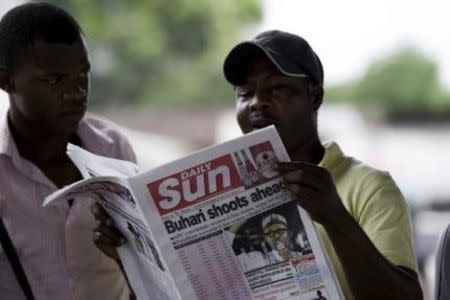 A man reads a newspaper with a headline related to the country's elections, at a news stand at Port Harcourt, in the Rivers state March 31, 2015. REUTERS/Afolabi Sotunde