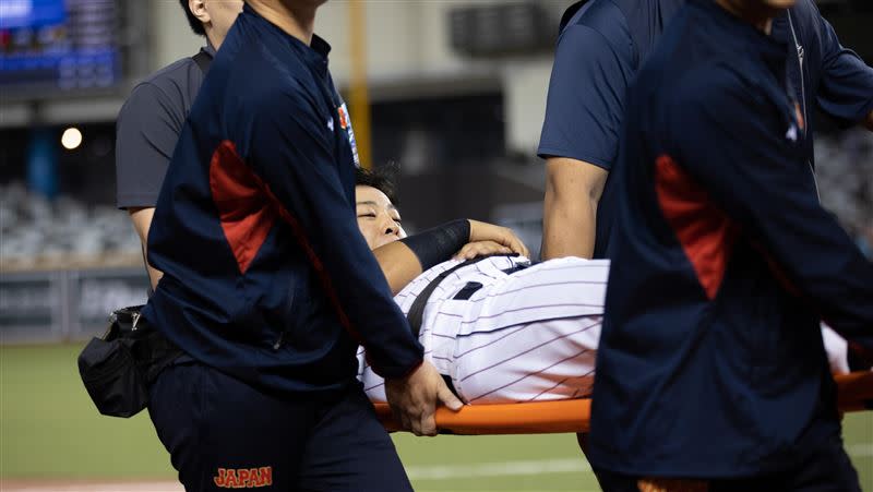 日本中外野手逢澤崚介腳踝受傷被擔架抬下場。（圖／中華棒協提供）