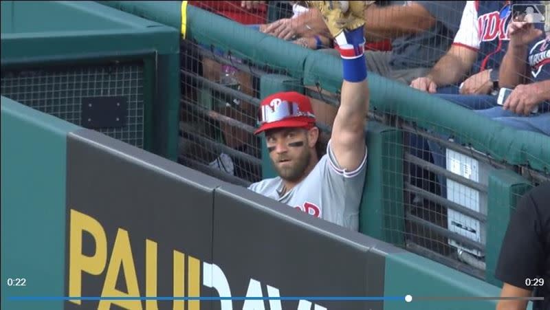 費城人哈波（Bryce Harper）生涯首度先發一壘秀翻牆撲接美技。（圖／翻攝自MLB官網）