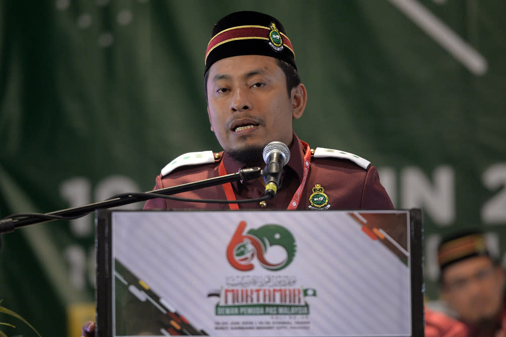 PAS Youth deputy chief Ahmad Fadhli Shaari delivers his closing speech during Dewan Pemuda PAS Muktamar in Gambang, Pahang June 20, 2019. — Picture by Mukhriz Hazim