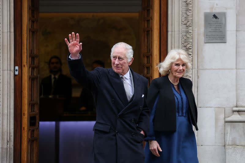 Foto de archivo del rey Carlos saliendo del hospital de Londres tras un tratamiento de próstata