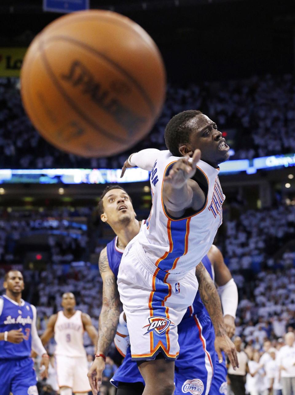 Los Angeles Clippers forward Matt Barnes, back, and Oklahoma City Thunder guard Reggie Jackson watch the ball head out of bounds late in the fourth quarter of Game 5 of the Western Conference semifinal NBA basketball playoff series in Oklahoma City, Tuesday, May 13, 2014. Oklahoma City won 105-104. (AP Photo)