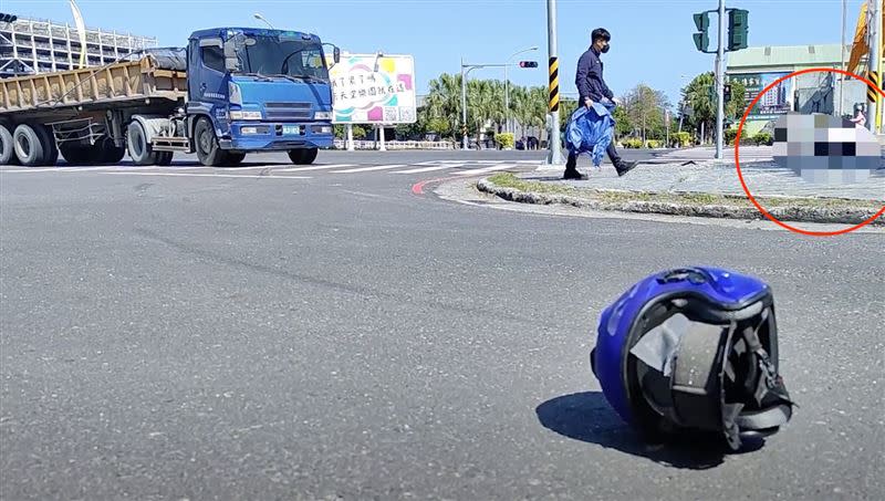 李男遭砂石車撞飛，當場死亡。（圖／翻攝畫面）