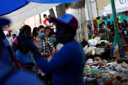 Residents queue for food at the collection center after the earthquake in Xochimilco, on the outskirts of Mexico City, Mexico September 25, 2017. REUTERS/Carlos Jasso