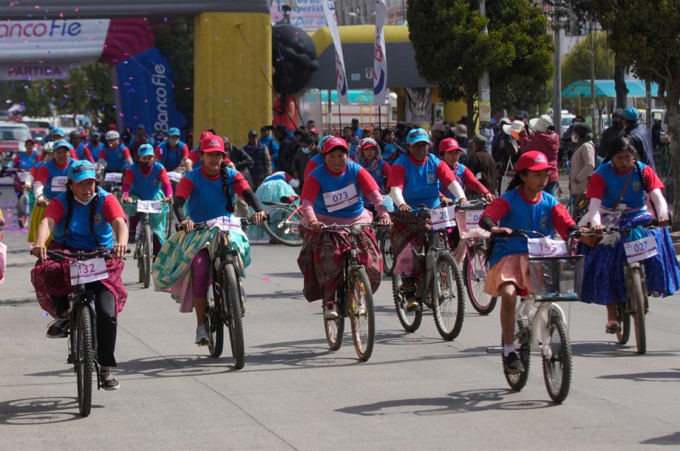 BOLIVIA-CHOLITAS EN BICICLETA (AP)