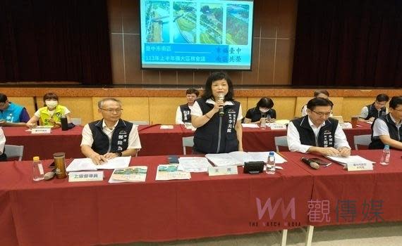 （觀傳媒中彰投新聞）【記者廖妙茜/台中報導】臺中市南區區公所於昨(18)日召開113年上半年擴大區務會議，由鄭隆為參議代表盧秀燕市長出席，臺中市政府水利局范世億局長出席督導，並由李美麗區長主持，會議中李區長除了感謝里長平時積極認真幫助地方發聲，努力建設，另針對里長各項提案，邀請民意代表及市政府各相關局處列席，進行充分的雙向溝通協調，積極調整並改善問題，解決各類民生大小事，落實基層建設及人民福祉的推行。