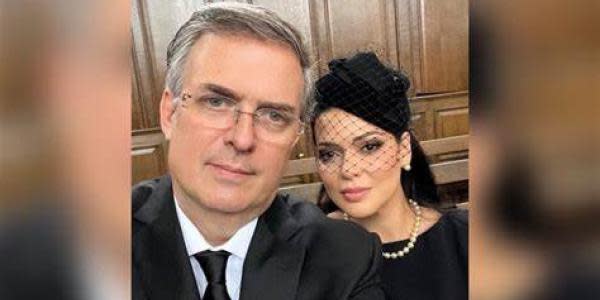 Marcelo Ebrard desata polémica al tomarse una selfie durante funeral de la Reina Isabel ll