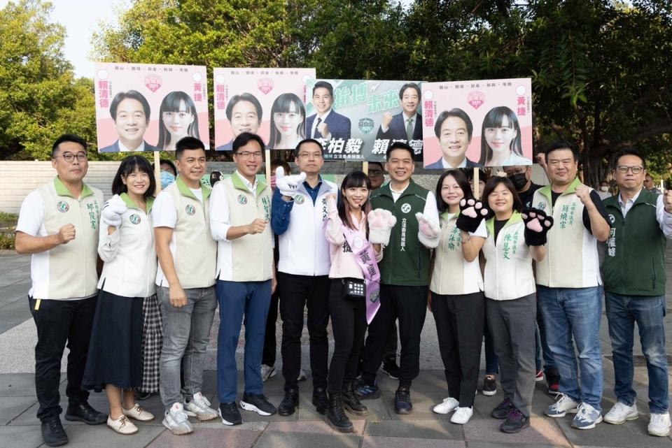 黃捷(中)首場站路口選在城市光廊。   圖：黃捷服務處/提供