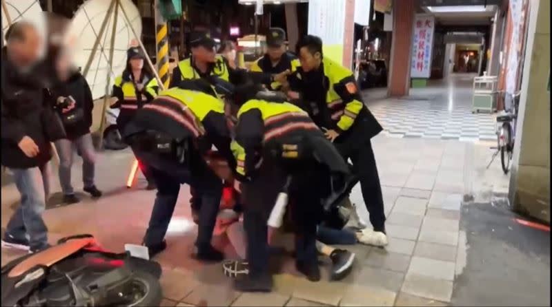 萬華警方派出大批警力維護青山宮遶境，在場查獲一名毒品現行犯。（圖／翻攝畫面）