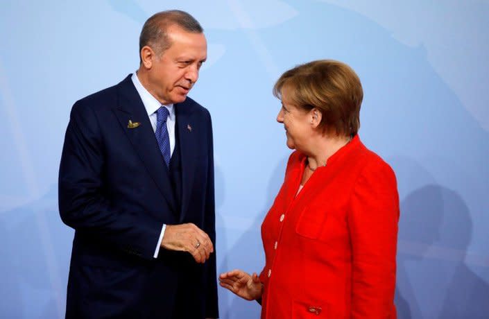 4國領袖對身處在希臘的難民及敘利亞問題進行磋商，並達成部份共識。圖左為土耳其總統艾爾多安、右為德國總理梅克爾。（photo by Twitter）