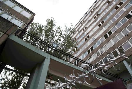 A security fence is seen in the Aylesbury Estate in south London, Britain October 15, 2015. REUTERS/Neil Hall