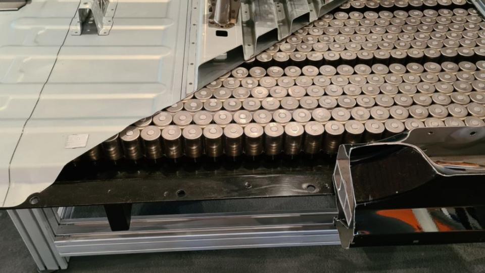 目前電池組常見的電池芯都是採用圓柱狀，圖為特斯拉在IdeenExpo上展出的4680電池芯電池模組的模型，目前率先使用在德州工廠出產的Model Y上。(圖片來源/ 翻攝自推特＠Tesla_Adri)
