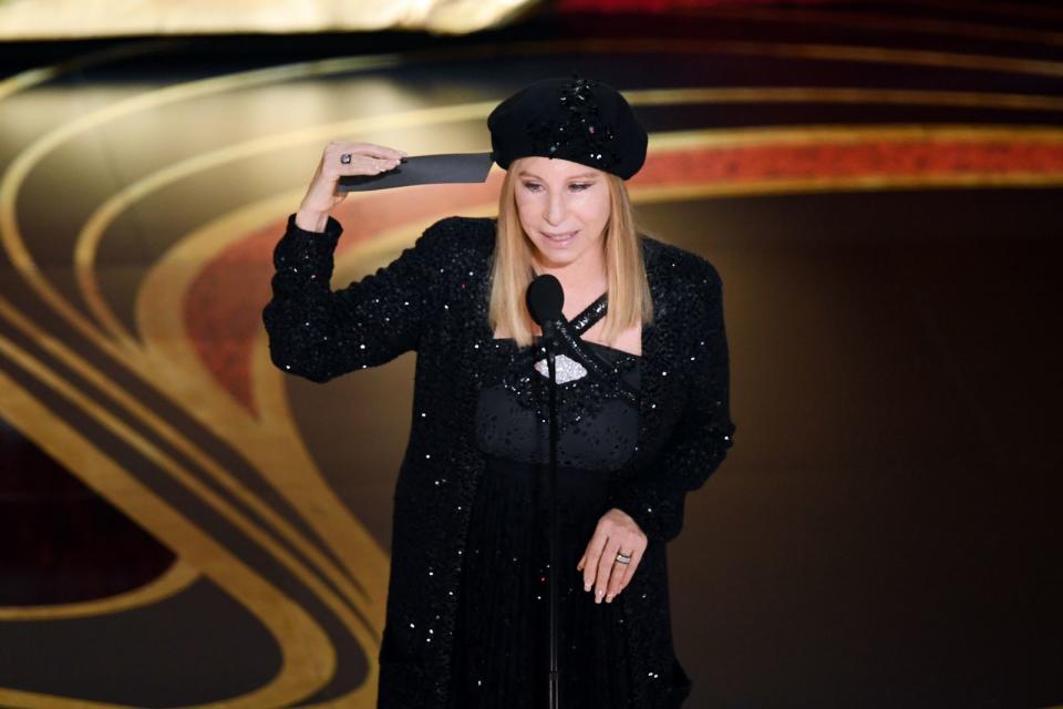 Barbra Streisand würdigte die Queen bei Instagram als eine "Konstante für uns alle". Der Post der Sängerin und Schauspielerin enthält ein altes Foto, auf der sie der Monarchin die Hand gibt - "Möge sie in Frieden ruhen." (Bild: Kevin Winter / Getty Images)