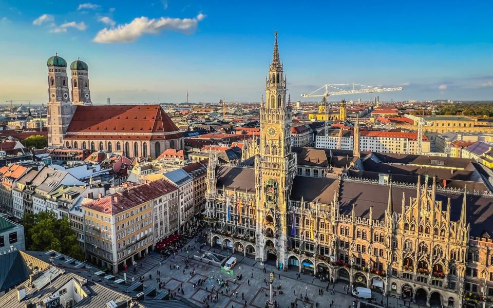 There's a surprisingly Mediterranean air to Munich, even the area around the Frauenkirche and Neues Rathaus