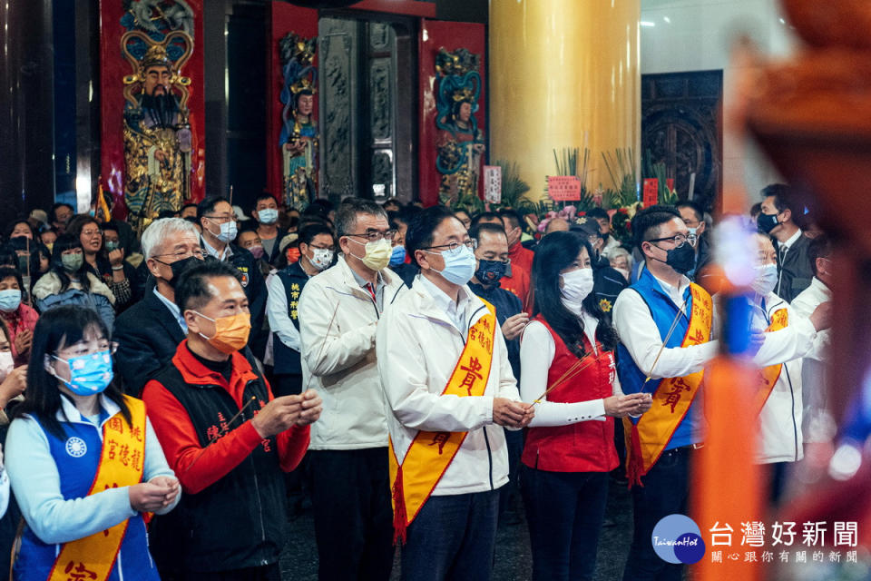 桃園市長張善政與貴出席桃園龍德宮天上聖母四媽祖南巡祈福遶境啟程，共同上香祈福。